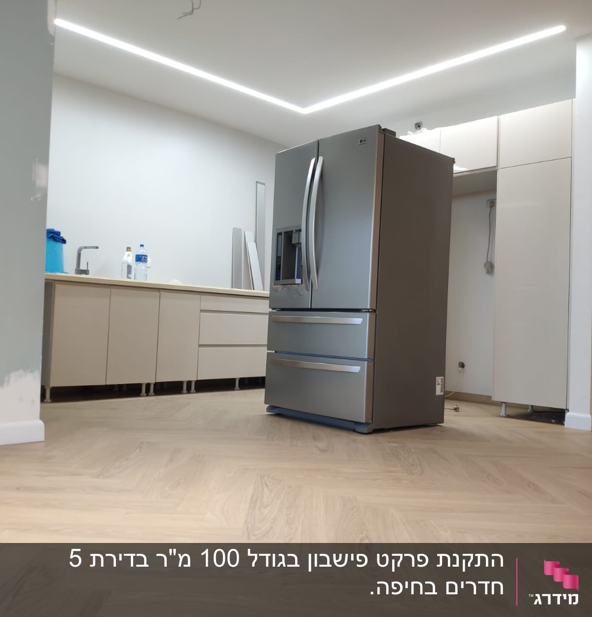 רצפת פרקט עץ בהירה במטבח מודרני